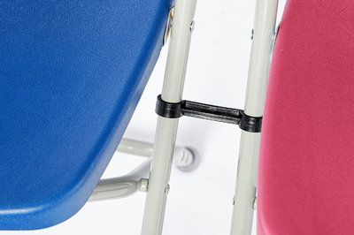 Mit Reihenverbindern lassen sich die Stühle zusammen befestigen
