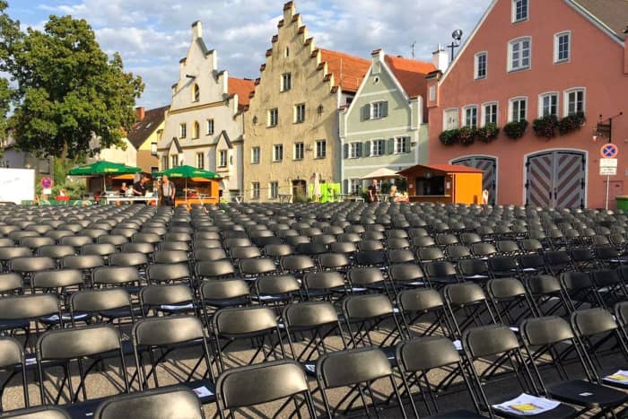 Gerade für große öffentliche Outdoor Veranstaltung sind die günstigen Kuba Klappstühle hervoragend geeignet