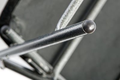 Abgerundete Kappen bilden den Abschluß der Stuhlbeine