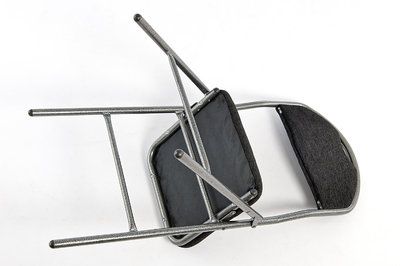 Das Stuhlgestell ist in Hammerschlagoptik ausgeführt