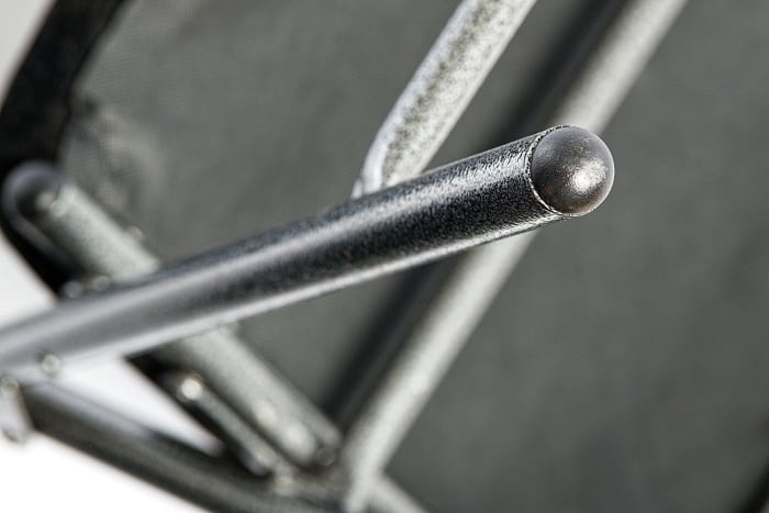 Abgerundete Kappen bilden den Abschluß der Stuhlbeine