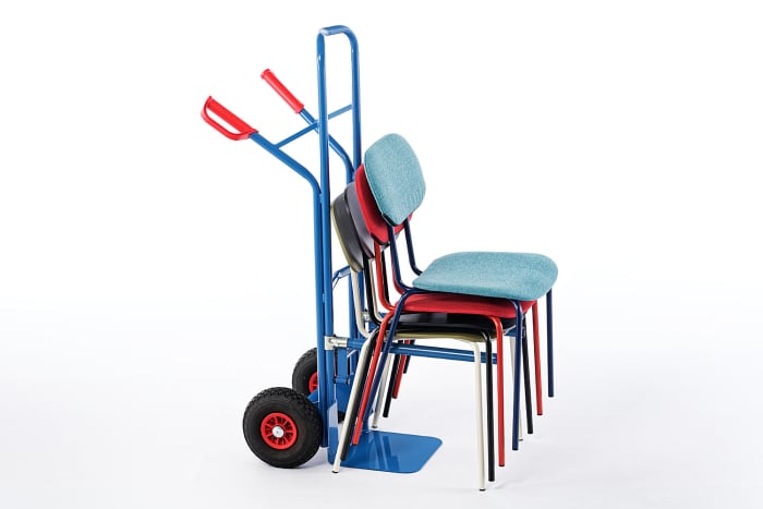 Die optionale Stuhlkarre ermöglicht einen einfachen Stuhltransport