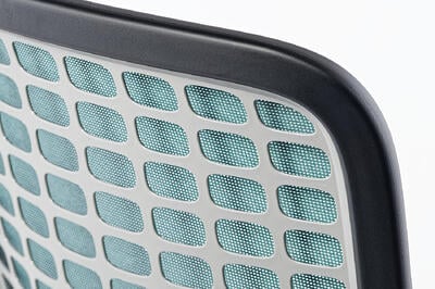 Die Rückenlehne ist mit einem Netzstoff bezogen