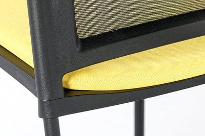Farbenfrohe Polster bilden einen spannenden Kontrast zum schwarzen Stuhlgestell