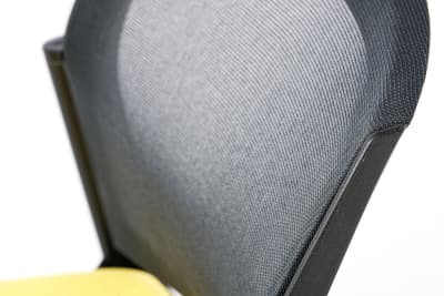 Der Bezug der Rückenlehne beugt Schweiß- und Wärmeentwicklung vor