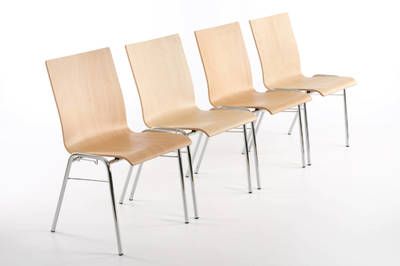 Mit den festen Stuhlverbindern lassen sich schnell stabile Stuhlreihen aufstellen