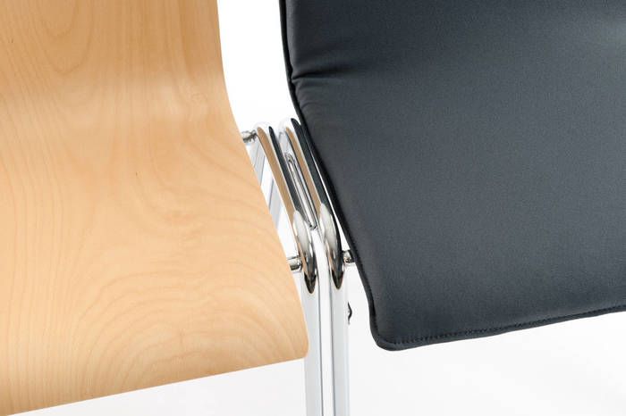 Mit Verbinder entstehen schnell feste Stuhlreihen