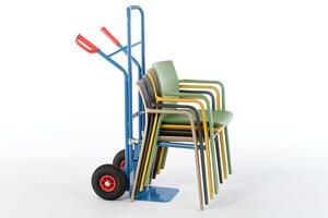 Ein Stuhltransport ist mit der Stuhlkarre möglich Ein Stuhltransport ist mit der Stuhlkarre möglich