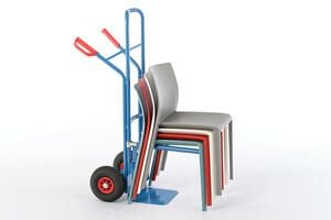 Unsere Kunststoffstühle Lurano können auch mit der Stuhlkarre transportiert werden Unsere Kunststoffstühle Lurano können auch mit der Stuhlkarre transportiert werden