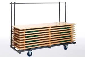 Mit dem Transportrollwagen können die Tische einfach transportiwert werden