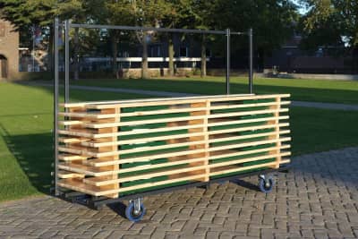 Mit dem optionalen Transportwagen können Tische und Bänke einfach zum Bestimmungsort gebracht werden