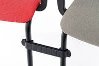 Die Stühle können mit Verbindern einfach miteinander befestigt werden
