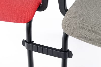 Die Stühle können mit Verbindern einfach miteinander befestigt werden