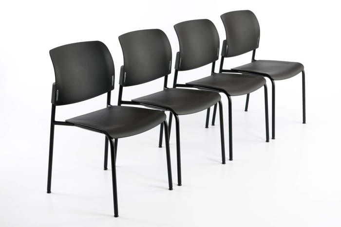 Der pflegeleichte Kunststoffstuhl eignet sich gut für Wartezimmer