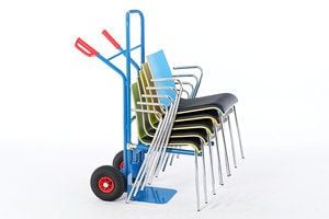 Mit der Stuhlkarre lassen sich unsere Mailand AL SP einfach transportieren Mit der Stuhlkarre lassen sich unsere Mailand AL SP einfach transportieren