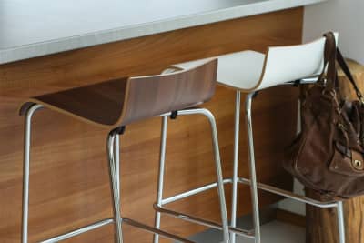 Mit tiefer Rückenlehne wirkt der Mailand Barhocker sehr elegant