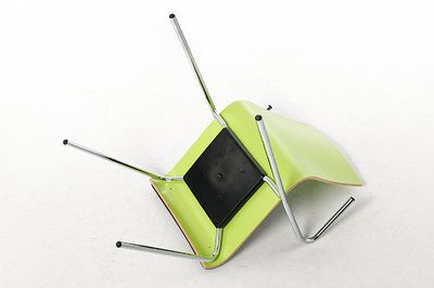 Unter-der-Sitzfläche-des-Schalenstuhls-ist-eine-Kunststoffabdeckung-zum-Schutz-angebracht