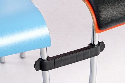 Stuhlverbinder können schnell und einfach am Gestell angebracht werden