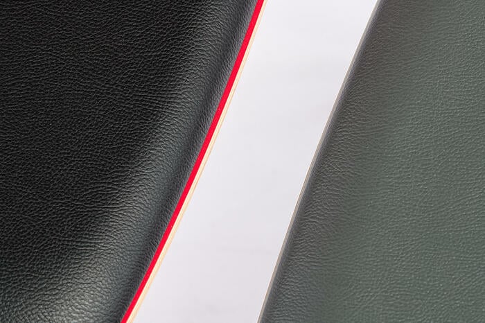 Das Kunstledersitzpolster ist in schwarz oder grau erhältlich