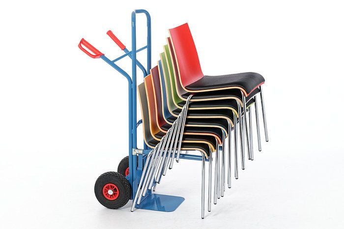 Mit-der-Stuhlkarre-können-die-Stühle-schnell-transportiert-werden