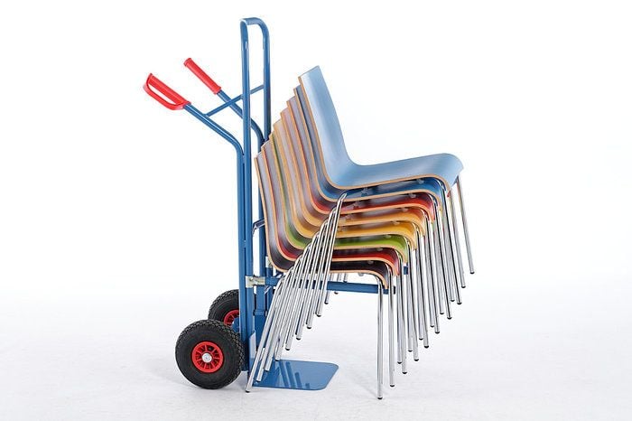 Mit der Stuhlkarre können die Mailand Stühle schnell transportiert werden