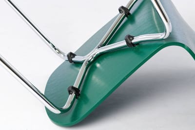 Abstandhalter unter der Sitzschale schützen die Schale beim Stapeln