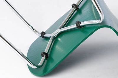 Abstandhalter unter der Sitzschale schützen die Schale beim Stapeln