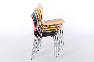 Mehrere Stühle können problemlos übereinander gestapelt werden