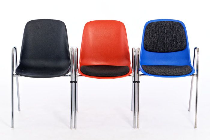 Unterschiedlich gepolsterte Stuhlvarianten lassen sich mit Stühlen ohne Polster kombinieren
