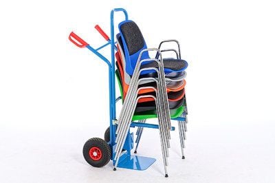 Auch eine Stuhlkarre ermöglicht einen schnellen Stuhltransport