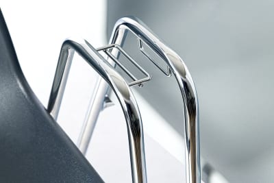 Mit an den Armlehnen angebrachten Reihenverbindern lassen sich Stühle leicht in Reihe stellen