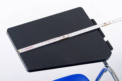 Mit seiner passenden Fläche bietet der Stuhltisch eine bequeme Schreib- oder Ablagefläche