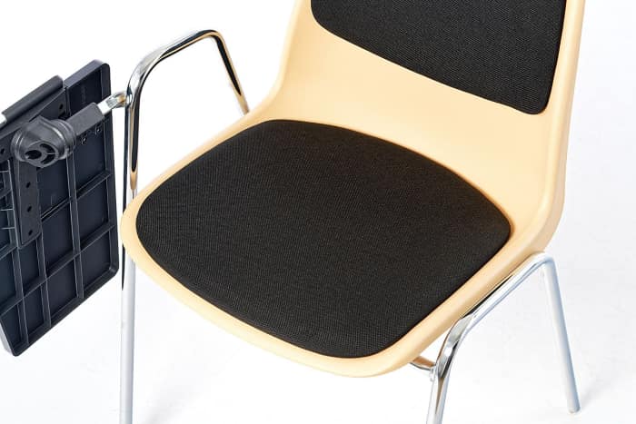 Der Stuhltisch lässt sich ganz einfach herunterklapppen