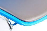 Kunstlederbezogene Stühle lassen sich leicht sauber halten