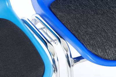 Die Stühle müssen einfach zusammengestellt werden