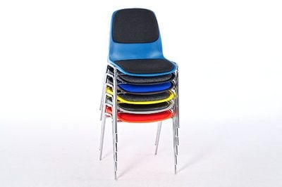 Kunststoffstühle mit Sitz- und Rückenpolster