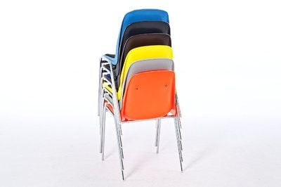 Gestapelt kann der Stuhl perfekt gelagert werden