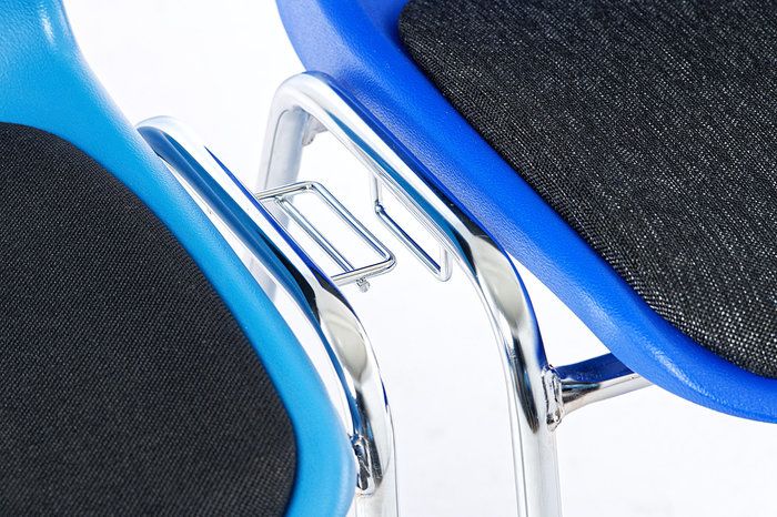 Die integrierte Reihenverbindervariante ermöglicht einfache Stuhlreihen