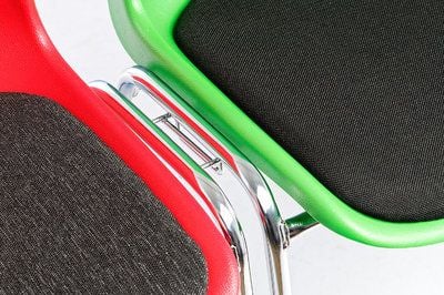Die am Stuhlgestell angebrachten Verbinder müssen nur ineinander gesteckt werden
