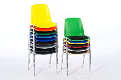 Gestapelt kann der Stuhl beiseite gestellt werden