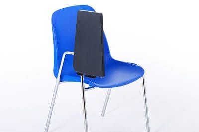 Mit hochgeklapptem Tischchen wartet der Stuhl auf seine Nutzer
