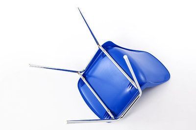 Die Sitzschale ist auf einem robusten Stahlrohrgerüst angebracht