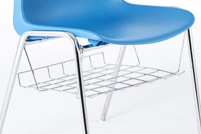 Die Stühle lassen sich mit einem zusätzlichen Ablagegitter ausstatten
