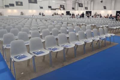 Für Veranstaltungen werden unsere Kunsststoffschalenstühle Mali gerne gewählt