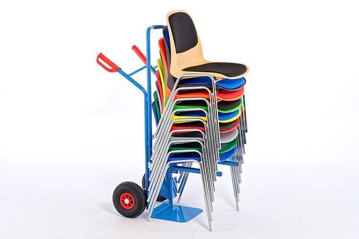 Alle Stühle der Mali Serie können gestapelt mit der Stuhlkarre transportiert werden