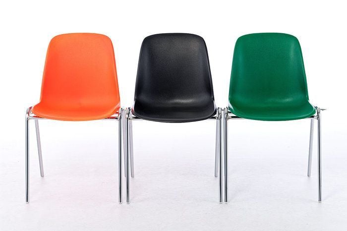 Im Stuhlrahmen angebrachte Reihenverbinder ermöglichen eine feste Verbindung zwischen den Stühlen
