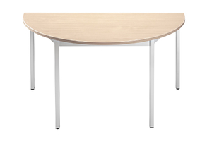 Der halbrunde Tisch Malibu schließt jede Tischreihe ab