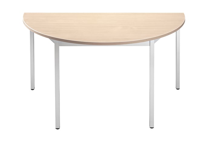 Der halbrunde Tisch Malibu schließt jede Tischreihe ab