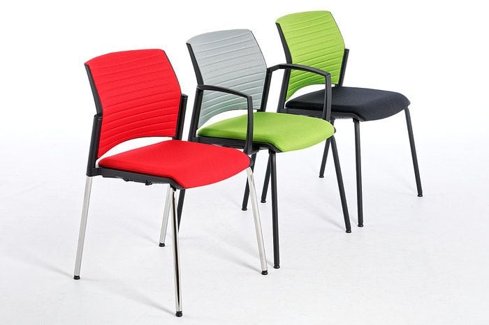 Ob mit oder Armlehne - jeder Stuhl ist in verschiedenen Farbdesigns erhältlich