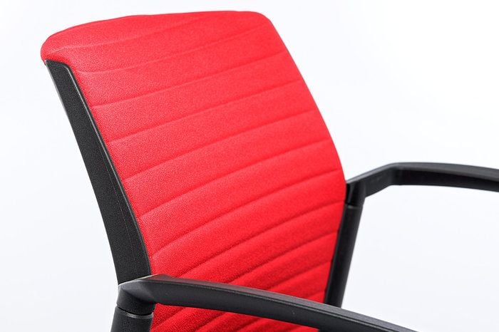 Die ausladende Rückenlehne ermöglicht perfekten Sitzkomfort
